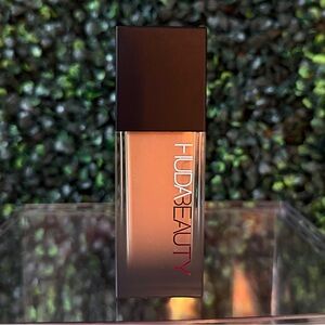HUDA BEAUTY FauxFilter Luminous
Matte Foundation Short Cake 315B  (New) *NoBox